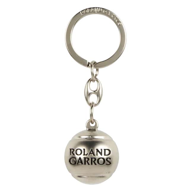 SPEC カラーシルバー サイズ約2.5×2.5×2.5cm ※キーリング部含まず 素材金属 名称Roland-Garros Metal tennis ball key ring 原産国/製造国中国 仕様・特徴金属製のテニスボールの形をしたキーホルダー。全仏オープンを愛するあらゆる世代の方々に喜ばれるアイテムです。 ・金属のテニスボール型 ・ボールに「ローラン・ギャロス」の刻印あり ・大会を象徴するアイテムとして、テニス好きさんへのプレゼントに最適 ※重さがありますので、取り付け箇所には十分お気をつけください。 注意【メール便ご利用の注意】 メール便での発送は厚さ大きさの規定がございますため、厚みのあるパッケージは中身を出し、帽子などの立体的な商品は平らに成型しての発送となります。 また、代金引換・日時指定できません。予めご了承ください。 型崩れ・パッケージなどを気になされる場合は[宅配便]をご選択ください。