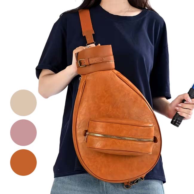 SPEC カラーベージュ×ブラウン、パープル×ホワイト、ダークブラウン サイズ約46×29×8cm ※フロントアクセサリポケット含まず 素材ポリウレタン他 原産国/製造国中国 仕様・特徴ラケットと小物が収納できるラケットバッグです。 ・メインコンパートメント×1(開口部はファスナーとベルト) ・前面アクセサリポケット×1 ・ショルダーベルト×1(取外し可能) ※テニスラケットの大きさは100平方インチ程度まで対応。それを超えるフェイス面積のラケットは入らない場合があります。フェイス形状・厚さによっても異なりますので目安とお考え下さい。 ※ラケットバッグ以外のラケットや小物等は撮影用です。付属しません。