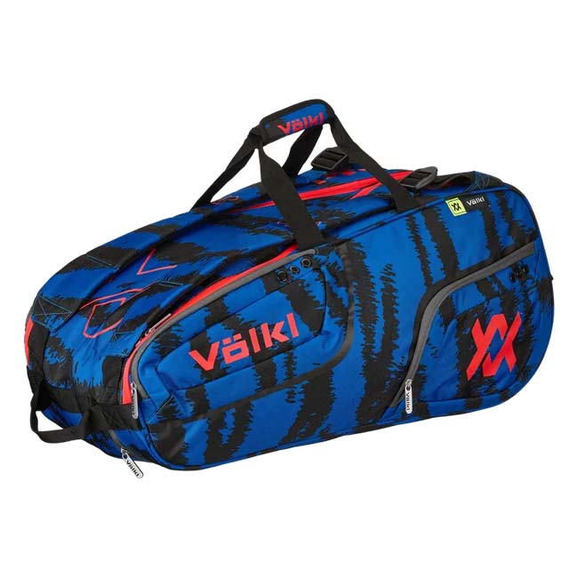 SPEC カラーブルー サイズ約74×33×28cm 素材ポリエステル 名称Volkl Zebra Combi Tennis Bag 原産国/製造国中国 仕様・特徴コートで必要なギアをたっぷり収納できるテニスバッグです。 ・メインコンパートメント×1(内部にファスナー付きメッシュポケット×1) ・サーモ機能付きフルレングスポケット×1 ・シューズポケット×1 ・通気口付きアクセサリポケット×2 ・通気口付きアクセサリポケット(小)×2 ・持ち手×1 ・手くるみ付き手提げハンドル×2 ・パッド入りショルダーベルト×2 ※ラケットバッグ以外のラケットや小物等は撮影用です。付属しません。