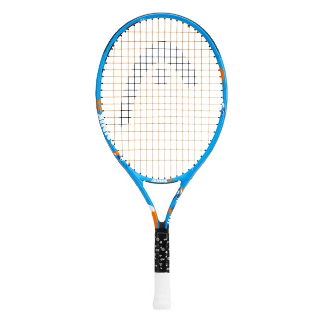 SPEC フェイスサイズ98平方インチ ウェイト平均215g バランス平均280mm レングス23インチ 素材アルミニウム ストリングパターン16×18 推奨テンション- フレーム厚20mm 名称HEAD JANNIK 23 Junior Tennis Racquet 原産国/製造国中国 仕様・特徴プロテニスプレイヤーのヤニック・シナー(Jannik Sinner)選手にちなんで名付けられた「JANNIK TENNIS RACQUET」。テニスを始める6-8歳の男児にぴったりです。 ・6-8歳(身長114-126cm)のお子様に ・ヤニック・シナーにちなんだ製品名 ・カラフルなデザイン ・振動を抑える「Damp+」インサート ・マスクとしても着用可能なカラフルなヘッダーカード ・ステッカー付き ・ハーフラケットカバー付 ※ガット張り上げ済 ※アルミ素材なので、スポンジボール・ミディーボールを打つのに最適です。アルミ素材は低価格ですが、通常の硬式ボールを打つとお子様の体に負担がかかります。 通常の硬式ボールを使用される場合はグラファイト素材のラケットがお勧めです。 注意【ジュニアラケットのカバーについて】 破れやすいビニール素材のためキズや破れがある場合があります。ご理解の上ご注文ください。