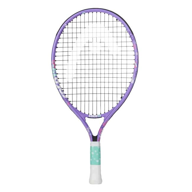 SPEC フェイスサイズ81平方インチ ウェイト平均175g バランス平均230mm レングス19インチ 素材アルミニウム ストリングパターン16×17 推奨テンション- フレーム厚20mm 名称HEAD COCO 19 Junior Tennis Racquet 原産国/製造国中国 仕様・特徴ココ・ガウフの名前が付けられたカラフルなCOCO 19 TENNIS RACQUETは、テニスを始める2-4歳の女児にぴったりです。 ・2-4歳(身長89-100cm)のお子様に ・ココ・ガウフにちなんだ製品名 ・カラフルなデザイン ・振動を抑える「Damp+」インサート ・マスクとしても着用可能なカラフルなヘッダーカード ・ステッカー付き ・ハーフラケットカバー付 ※ガット張り上げ済 ※アルミ素材なので、スポンジボール・ミディーボールを打つのに最適です。アルミ素材は低価格ですが、通常の硬式ボールを打つとお子様の体に負担がかかります。 通常の硬式ボールを使用される場合はグラファイト素材のラケットがお勧めです。 注意【ジュニアラケットのカバーについて】 破れやすいビニール素材のためキズや破れがある場合があります。ご理解の上ご注文ください。