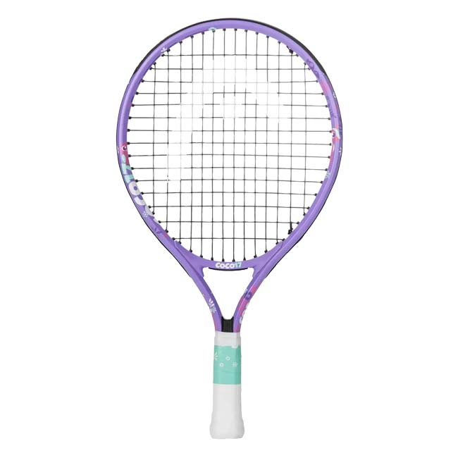 SPEC フェイスサイズ62平方インチ ウェイト平均160g バランス平均220mm レングス17インチ 素材アルミニウム ストリングパターン14×15 推奨テンション- フレーム厚20mm 名称HEAD COCO 17 Junior Tennis Racquet 原産国/製造国中国 仕様・特徴ココ・ガウフの名前が付けられたカラフルなCOCO 17 TENNIS RACQUETは、テニスを始める2-3歳の女児にぴったりです。 ・2-3歳(身長85-95cm前後)のお子様に ・ココ・ガウフにちなんだ製品名 ・カラフルなデザイン ・振動を抑える「Damp+」インサート ・マスクとしても着用可能なカラフルなヘッダーカード ・ステッカー付き ・ハーフラケットカバー付 ※ガット張り上げ済 ※アルミ素材なので、スポンジボール・ミディーボールを打つのに最適です。アルミ素材は低価格ですが、通常の硬式ボールを打つとお子様の体に負担がかかります。 通常の硬式ボールを使用される場合はグラファイト素材のラケットがお勧めです。 注意【ジュニアラケットのカバーについて】 破れやすいビニール素材のためキズや破れがある場合があります。ご理解の上ご注文ください。
