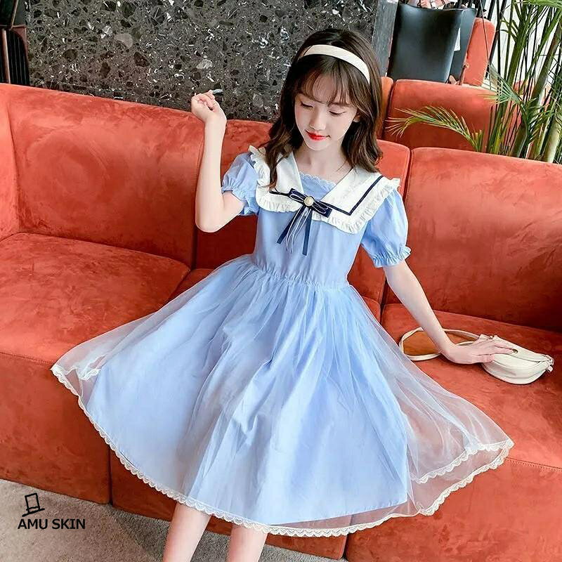 リボン付き デザイン夏 女の子細部までこだわった胸元のネイビーリボンには、パール風の装飾を施し、洗練されたお姉さんらしさをプラスしました。可愛らしいパフスリーブは、二の腕を優しくカバーしながら涼やかに過ごせる設計です。日常のワードローブとして、一歩先のおしゃれを楽しめるディテールが随所に散りばめられています。 発表会 結婚式誕生日 プレゼント普段使いはもちろん、お出かけや家族写真、フォーマルな場面にも適な華やかさです。幅広いサイズ展開で、小学生から中学生までのお子様にフィットします。愛らしいデザインは誕生日 プレゼントやギフトとしても大変喜ばれること間違い。この夏、大切な思い出を彩るメインの1着としてお迎えください。 セーラー襟 ワンピースお姫様 ドレス清涼感あふれるライトブルーに、可憐なホワイトのセーラー襟をあしらったお洒落な一着です。ふんわり広がるチュールスカートが、物語のお姫様のようなシルエットを演出します。さと可愛らしさを兼ね備え、着るだけでお子様の表情をパッと明るく引き立てる特別なデザインに仕上げました。 メーカー希望小売価格はメーカーサイトに基づいて掲載しています
