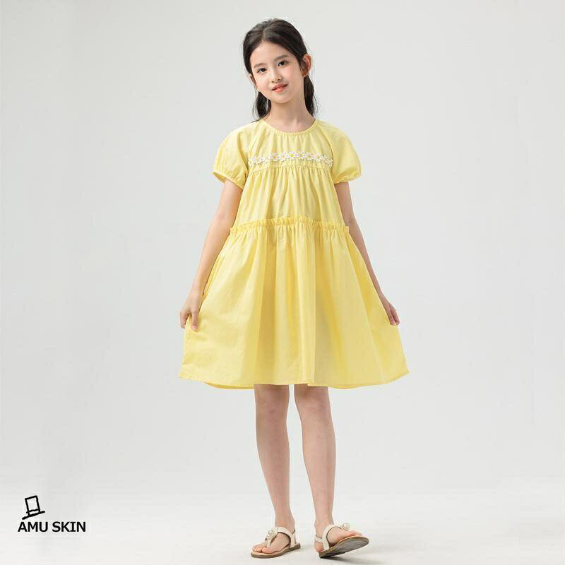 子供 女の子.ティアードワンピースふんわりとしたシルエットが特徴のケーキスカート風デザインを採用しました。歩くたびに裾が軽やかに揺れ、お姫様のような気分を味わえます。ゆったりとしたAラインシルエットなので、締め付け感がなく、元気いっぱいに動き回るお子様でも一日中快適に過ごせます。 カジュアル.プレゼントにも適カジュアルな日常使いから、誕生日会、リゾート地での休暇まで、幅広いシーンで着用いただけます。トレンドを意識した新モデルのデザインは、お子様へのギフトとしても大変喜ばれます。サンダルや麦わら帽子と合わせれば、清涼感あふれる完璧なサマースタイルの完成です。 女の子 ワンピース 夏.可愛いデザイン明るいイエローカラーが目を引く、夏にぴったりの華やかなワンピースです。胸元にあしらわれた繊細なデイジーの刺繍がアクセントになり、お子様の可愛らしさをより一層引き立てます。パフスリーブのデザインがな印象を与え、お出かけ着としても大活躍する一着です。 メーカー希望小売価格はメーカーサイトに基づいて掲載しています