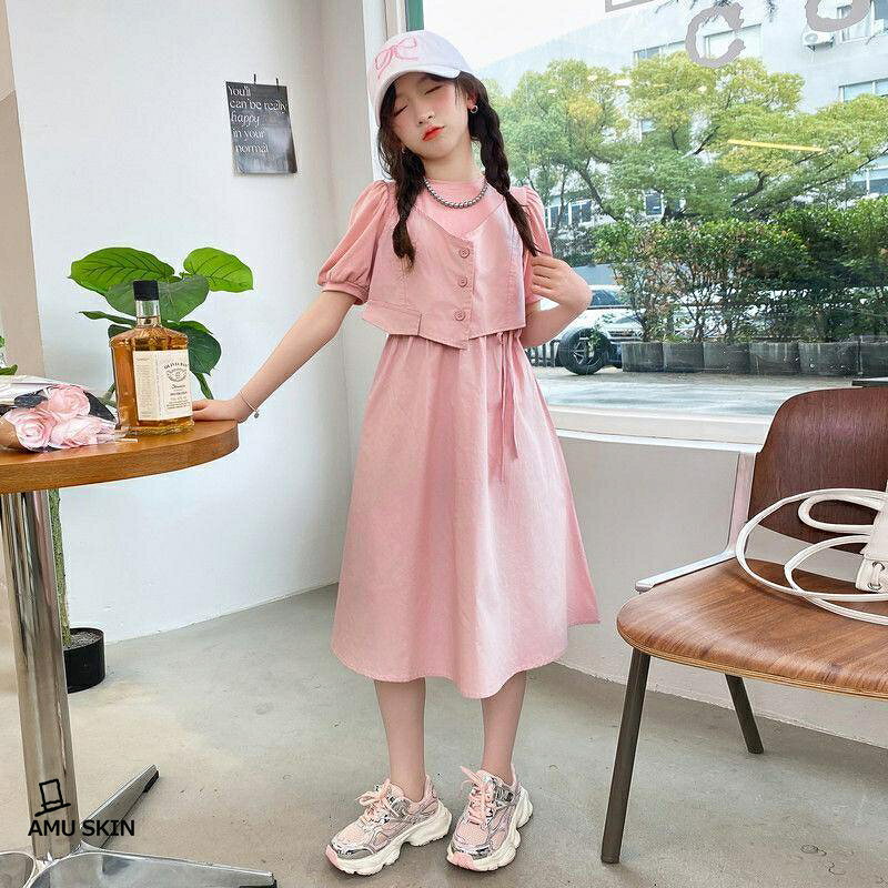 ギフトにも適トレンド感のあるマスタードイエローと可愛らしいピンクの2色展開で、お子様の好みに合わせてお選びいただけます。自分用としてはもちろん、お孫様やご友人のお子様への誕生日プレゼント、入学.入園祝い、夏休みの帰省ギフトとしても大変喜ばれます。豊富なサイズ展開で、姉妹でのリンクコーデも楽しめます。 おしゃれなデザイン一枚でコーディネートが完成する、トレンドのフェイクレイヤード風ガールズワンピースです。を重ね着したような凝ったディテールと、ふんわりとしたパフスリーブが女の子らしい可愛らしさを演出します。洗練されたのシルエットで、学校でもお出かけ先でも周囲の視線を集める一着です。 快適な着心地汗ばむ季節でも涼しく過ごせる、軽やかで通気性に優れた素材を採用しました。柔らかく優しい肌触りで、お子様のデリケートな肌にも安心してお使いいただけます。ゆったりとした裾のラインが通気性を確保し、蒸れにくいため、夏場の長時間の着用でも一日中ストレスフリーな状態をキープします。 メーカー希望小売価格はメーカーサイトに基づいて掲載しています
