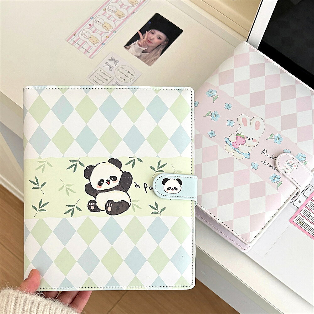 ■ 商品特徴 A5サイズのPU素材シール帳バインダーです。 菱形模様と熊猫柄・うさぎ柄の可愛いデザインが魅力の、韓国風でおしゃれな収納アイテムです。 6穴バインダー式でリフィル交換可能、マグネット開閉タイプで大切なトレカや写真をすっきり収納できます。 3寸カード、チェキ、フォトカード、シールなどの整理に便利な大容量タイプです。 ● 推し活・オタ活にぴったりなトレカ収納バインダー ● トレカ収納・チェキ収納・写真収納・フォトカード収納に対応 ● 可愛い動物柄で手帳デコやコラージュを楽しめる ● リフィル交換可能で長く使える便利なバインダー式 ● 学生文具や普段使いのカード整理にもおすすめ ● 誕生日や入学祝いなどのプレゼントにも最適 ■ 商品仕様 ☆サイズ：A5 ☆素材：PU ☆タイプ：6穴バインダー式 ☆特徴：マグネット開閉、リフィル交換可能、大容量収納 ☆対応：トレカ、チェキ、写真、フォトカード、シール収納 ☆用途：推し活、オタ活、手帳デコ、コラージュ、カード整理 ☆セット内容：バインダー ×1、透明リフィル ×10枚 ■ 適用人群・使用シーン ● 推し活を楽しむ方 ● アイドルグッズやトレカを整理したい方 ● オタ活で大切なカードを収納したい方 ● 学生・女の子向けかわいい文具を探している方 ● 誕生日・入学祝い・クリスマスなどのプレゼント ● ギフトやコレクション整理にもおすすめ ■ 注意事項 ● 撮影環境やモニター設定により実際の商品カラーと異なって見える場合があります。 ● ご購入前にサイズをご確認ください。 ● 収納するカードや内?の厚みにより収納量は異なる場合があります。 ● 強い力での開閉や無理な収納は破損の原因となりますのでご注意ください。 ■ 関連キーワード シール帳 A5 バインダー 6穴バインダー PUシール帳 トレカバインダー トレカファイル カードファイル カードケース トレカ収納 チェキ収納 写真収納 フォトカード収納 カード収納 推し活 オタ活 アイドルグッズ収納 コレクション収納 シール整理 熊猫柄 パンダ柄 うさぎ柄 動物柄 韓国風 かわいい文具 学生文具 手帳デコ コラージュ リフィル交換可能 収納アルバム 誕生日 プレゼント ギフト 入学祝い クリスマス メーカー希望小売価格はメーカーカタログに基づいて掲載しています
