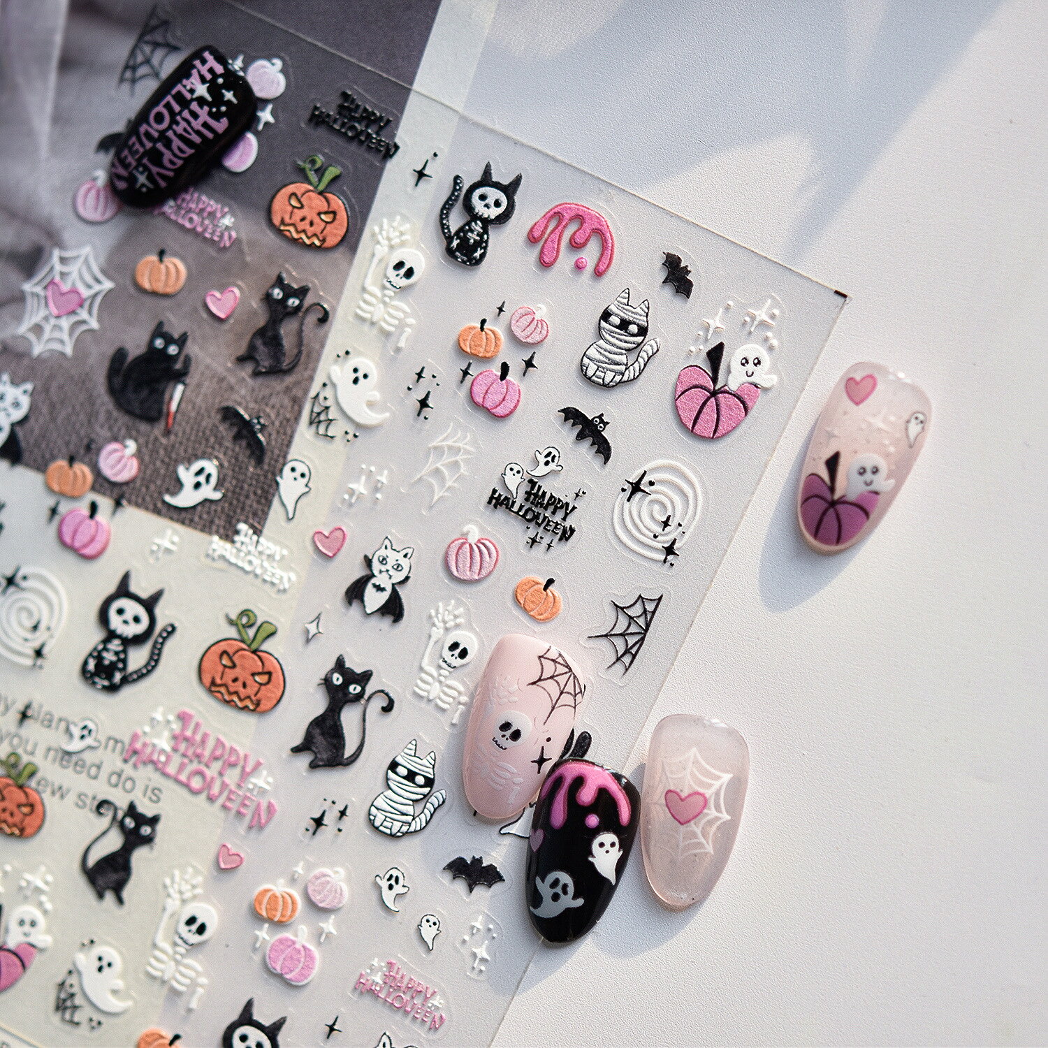 ハロウィン・ピンクかぼちゃ・黒猫 ネイルシールハロウィン・ピンクかぼちゃ・黒猫をモチーフにした、ネイルアート用シールです。ハロウィンの仮装やパーティーに合わせて、指先にも季節感を取り入れたい方に。デザインの魅力ピンクのかぼちゃと黒猫で、かわいさを残したハロウィンネイル。デザインの印象：甘辛アレンジのヒントオレンジやパープルのベースに合わせたり、一本だけにモチーフを添えたりと、好みの雰囲気にアレンジできます。販売内容について販売内容はネイルシールのみです。画像に写っているネイルチップや装飾品は付属しません。販売品：ネイルシール生産国：中国お届けする柄・枚数は選択した商品内容に準じます。掲載画像には複数の柄や使用例が含まれる場合があります。使い方爪表面の水分や油分を拭き取り、シールを台紙からやさしくはがして配置し、端まで押さえてください。仕上げにトップコートを使用する場合は、お手持ちの製品との相性を確認してください。ご使用上の注意爪や皮膚に異常がある場合は使用しないでください。使用中に異常を感じた場合は使用を中止してください。画面や撮影条件により、実物と色味が異なって見える場合があります。乳幼児の手の届かない場所で保管してください。