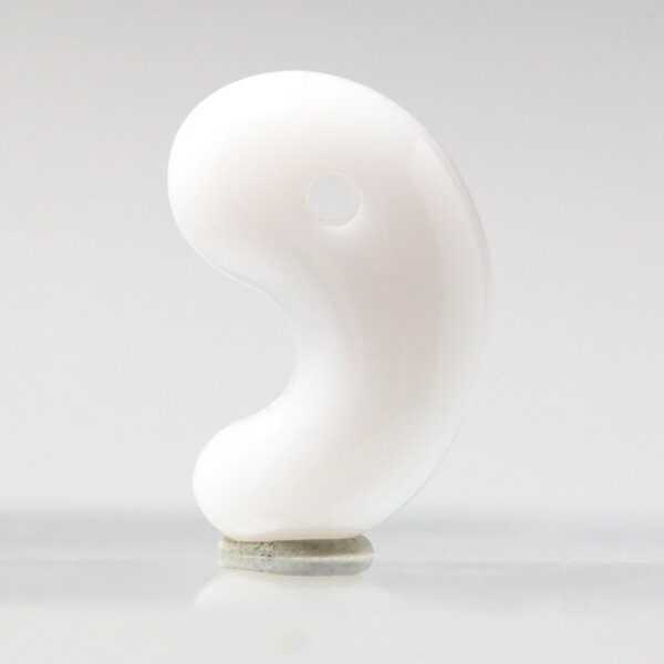 出雲型勾玉20ミリ 白めのう 勾玉 天然石 パワーストーン お守り 縁結び 出雲 アナヒータストーンズ