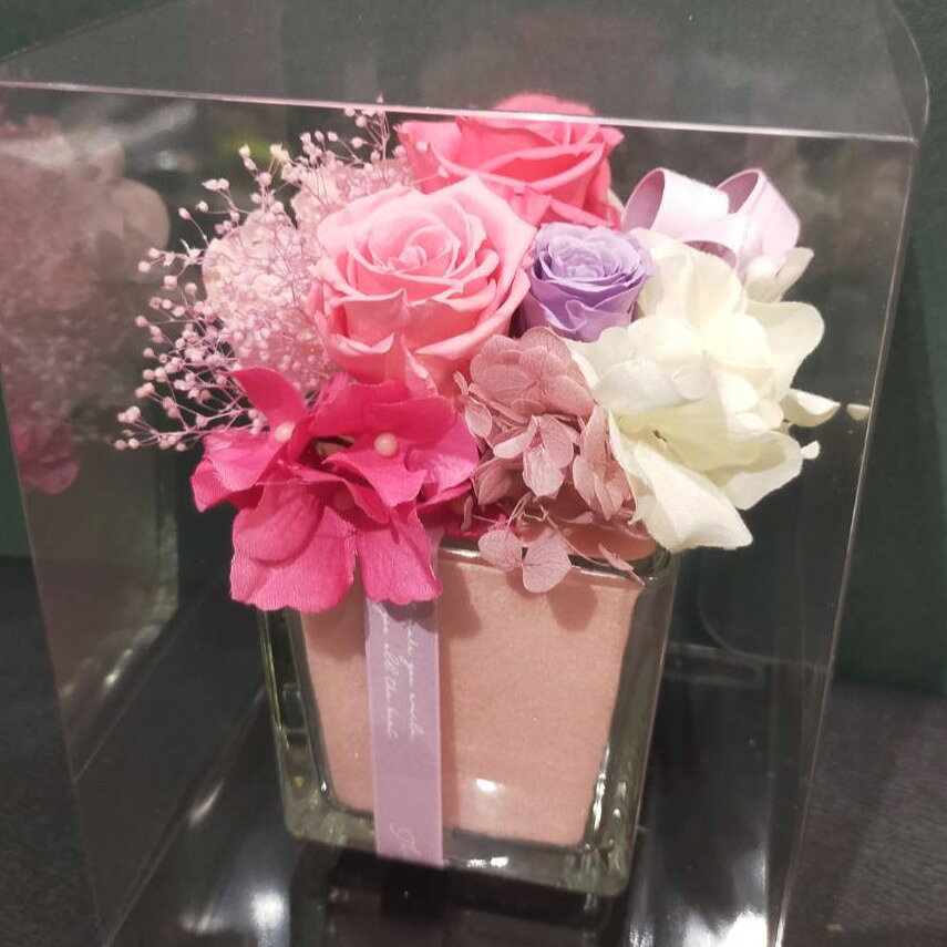 商品情報使用花材バラ、かすみ草、仕入れ状況により店長おまかせサイズ高さ約15センチ横幅約15センチなど。注意点ブリザードフラワーですので水をあげないでください。ラッピング無料で承ります。 別途500円にて承ります。メッセージカード無料。ご希望のメッセージを備考欄にご入力ください。最短出荷日12時までの注文で即日出荷。ご注文より5営業日後のお届け