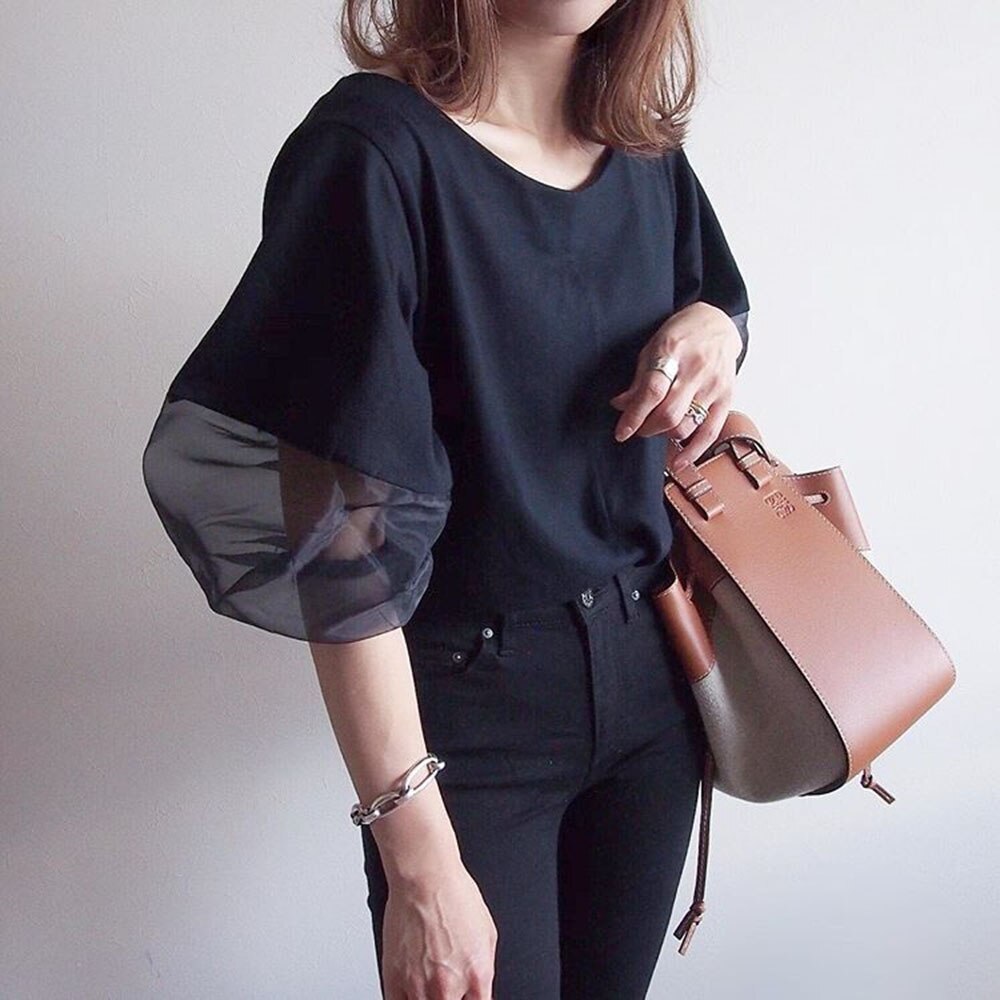 商品情報サイズワンサイズ素材ポリエステル他注意書き海外製品のため下記のような作りが甘い場合がございます。検品しなるべく綺麗な状態でお送りしますが、ご了承頂ければ幸いです。・多少のサイズの差異・シワ・匂い・小さな汚れ 【関連ワード】 レディース　ママ　女性　ファッション　韓国　北欧　おしゃれ　かわいい　動きやすい　服　アパレル　海外　プチプラ　上品　モダン　ナチュラル　シンプル　ミニマム　無地　ナチュラル　きれいめ　体型カバー　ワイド　スリーブ　ボリューム　フレア　ワイド　ブラウス　透け　オフィス　カジュアル　コーデ　　透け感　シアー　ナチュラル　サマー　春　夏　秋　大人　可愛い　かわいい　シンプル　ランタン　パフ　袖　ゴム　トップス　カジュアル　バレンタイン　バレンタインデー　ホワイトデー　リンク　コーデ　親子　お揃い　ペア　娘　レディース　シアースリーブブラウス　韓国レディース服　ワンサイズ スリーブの透け感がかわいい大人のブラウスです ボリュームたっぷりのスリーブが透け感があり重くならないで体型カバーもできちゃう。とっても大人可愛いブラウスです。 9