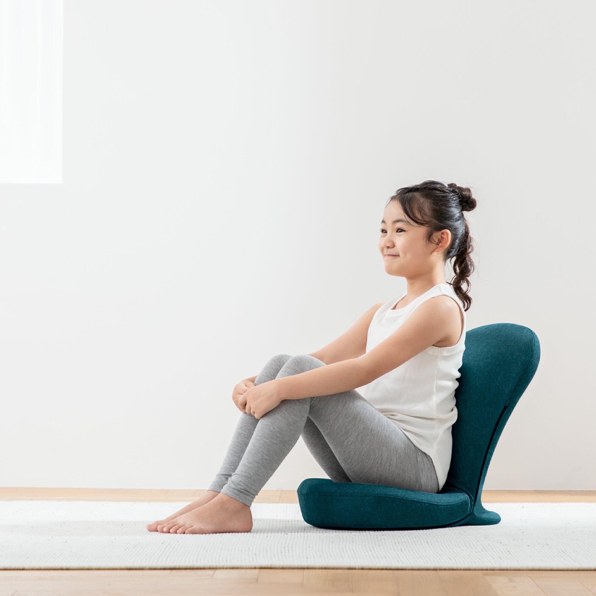 ストレッチチェアで座りから身体を整える 座るだけで自然と美姿勢へ導くSTRETCH CHAIRのミニサイズ。 姿勢崩れを防いで、ラクな座り姿勢をサポートします。 腰と背中の2ヶ所に搭載したリクライニングギアにより、休息したい時には全身を伸ばしたストレッチができる座椅子へと変身。 勉強や読書、ゲーム、リフレッシュなど、シーンにあわせて様々な座り方を楽しめ、子供の頃から美姿勢の習慣を身につけられます。 SPEC 材質／構造部材：金属（鋼） クッション材：ポリウレタン 張り材（内カバー）：ポリエステル カバー：ポリエステル 製品サイズ（約）／39×47（47〜79）×12（12〜47）cm カラー/アッシュグレー、ターコイズブルー、マスタード Made in China ※ご覧頂いている商品の写真につきましては、できるだけ実物の色に近くなるように努めておりますが お使いの環境（モニター、ブラウザ等）の違いにより、色の見え方が実物と若干異なる場合がございます。 予めご了承ください。