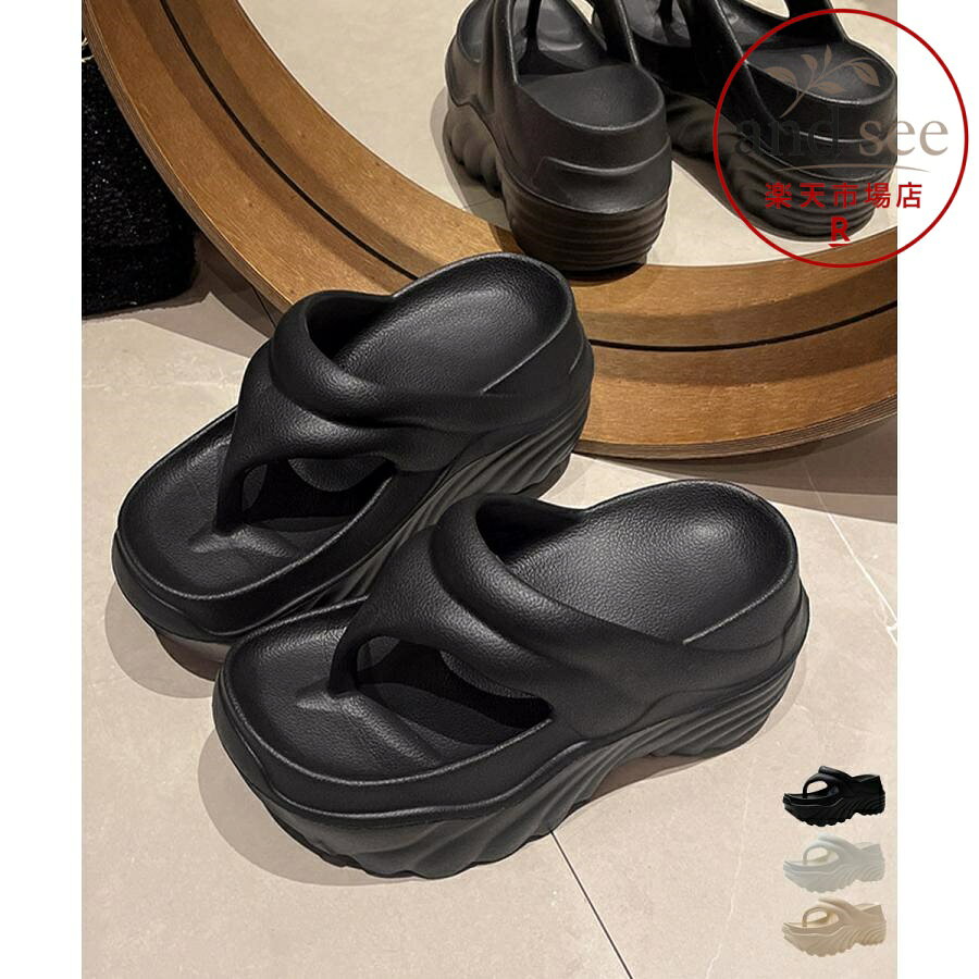 甲素材：EVA 底素材：EVA カラー：ブラック/ホワイト/ベージュ サイズ：S（36-37）/M（38-39）/L（40-41） （カッコ内は靴底表記となります） [S]対応サイズ:23.0cm/23.5cm インソール長さ：約23.5cm 幅:約8.5cm [M]対応サイズ:24.0cm/24.5cm インソール長さ：約24.5cm 幅:約8.7cm [L]対応サイズ:25.0cm/25.5cm インソール長さ：約25.5cm 幅:約8.9cm ヒール(全サイズ共通):約10cm プラットフォーム(全サイズ共通):約7cm 重さ（両足）：約413g-488g 生産国：中国 韓国風EVA ボリュームソールサンダル疲れにくい クッションソールスリッパ 歩きやすいビーチサンダルシャワーサンダル快適 ボリューム感のある厚底ソールが目を引く、トレンドライクなトングサンダル。 軽量EVA素材とクッション性のあるソールで履き心地が良く、長時間歩いても疲れにくい。 厚底デザインが自然にスタイルアップを叶え、デイリーからリゾートまで幅広いシーンで活躍する。 メーカー希望小売価格はメーカーサイトに基づいて掲載しています