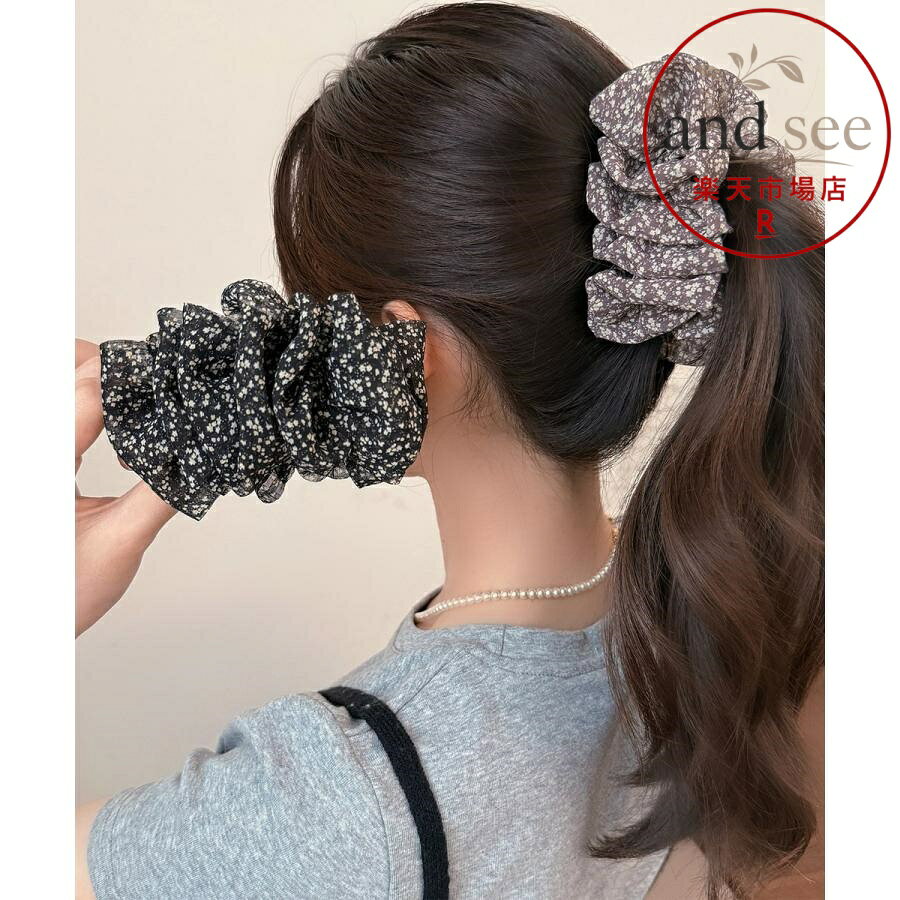 素材：ポリエステル+合成樹脂 カラー：ブラック/ブラウン サイズ: 本体：長さ約13cm*高さ約6cm*幅約8cm クリップ：長さ約11.5cm*幅約1.2cm 生産国：中国 おしゃれ ヘアアクセサリー レディース ヘアクリップ 清楚 まとめ髪 大人かわいい ヘアアレンジ フェミニン 簡単髪留め 繊細な小花柄をあしらったシフォン素材のバナナクリップ。 ボリューム感のあるフリルデザインが、シンプルなまとめ髪を華やかな印象に演出。 軽やかな透け感のある素材が女性らしい抜け感をプラスし、デイリーからお出かけまで幅広く活躍する。 さっと留めるだけでこなれたヘアアレンジが完成するアイテム。 メーカー希望小売価格はメーカーサイトに基づいて掲載しています