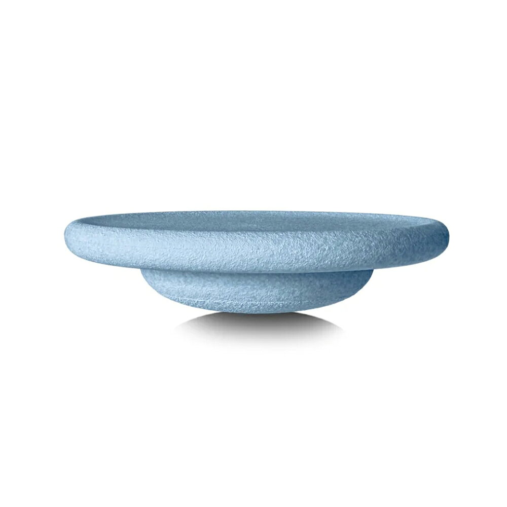 重ねたり乗ったり、室内でも屋外でも 【Stapelstein / シュタペルシュタイン】 バランスボードのlight blue。 可愛らしくもスタイリッシュなかたちのシュタペルシュタイン。 バランスボードの重さは約268gととっても軽くて、耐荷重は120kgもあってとっても頑丈。 ちょうど良い角度に傾くため、子どもから大人のバランス運動にぴったりです。 ボードの端の辺りは足が自然と引っ掛かりやすいような絶妙な膨らみがあり、安心して使うことができます。 スタッキングストーンのOriginalとピッタリ合わせて使える形状になっており、 遊びのほか、ゆらゆらとスイングするバランスチェアにもなります。 適度なクッション性がある素材のため床を傷つける心配もなく、家庭のリビングでも、マンションの下の部屋も気にせず使用できます。 小さな子どもでもヒョイと軽く持ち運べるから、いろんな場面で活躍します。 素材は発泡ポリプロピレン（EPP）。 EPPは航空機や自動車のパーツなど最先端な製品に採用される素材で、 圧縮強度、剛性、復元力に富み吸音性、耐熱性、耐薬品性も高い素材であり、 製造時にも環境に影響を及ぼさずリサイクルも可能という、とても環境に優しい持続可能な素材となります。 もちろん、人体に影響がある物質は一切含みませんので安全です。 製造は世界でも高い製造技術を誇るドイツ工場にて製造されています。 素材の表面はエンボス加工のような細かな凸凹加工がされており、これにより滑り止めの効果や張り付き防止のほか、どの色も柔らかな印象を与えてくれてとても綺麗な仕上がりとなっています。 ＜内容＞1個。 ＜対象年齢＞1歳〜 ＜素材＞EPP（発泡ポリプロピレン） ＜サイズ＞直径：約φ35.5cm　高さ:約8.4cm ※サイズはピースごとに僅かに差があり、ピース同士を積み重ねたりする際などにフィット感に個体差が生じます。 ※表面に成形時に生じるくぼみや他色粒の混入などが部分的に生じる場合があります。ご了承のうえご購入ください。 【ケガに注意】 ・ストーンやバランスボードに強く飛び乗ったり、上で跳ねたりしないでください。 ・転倒、落下の恐れがあるため、4つ以上積み上げたストーンや、ストーンにバランスボードを重ねた上には立ち上がらないでください。