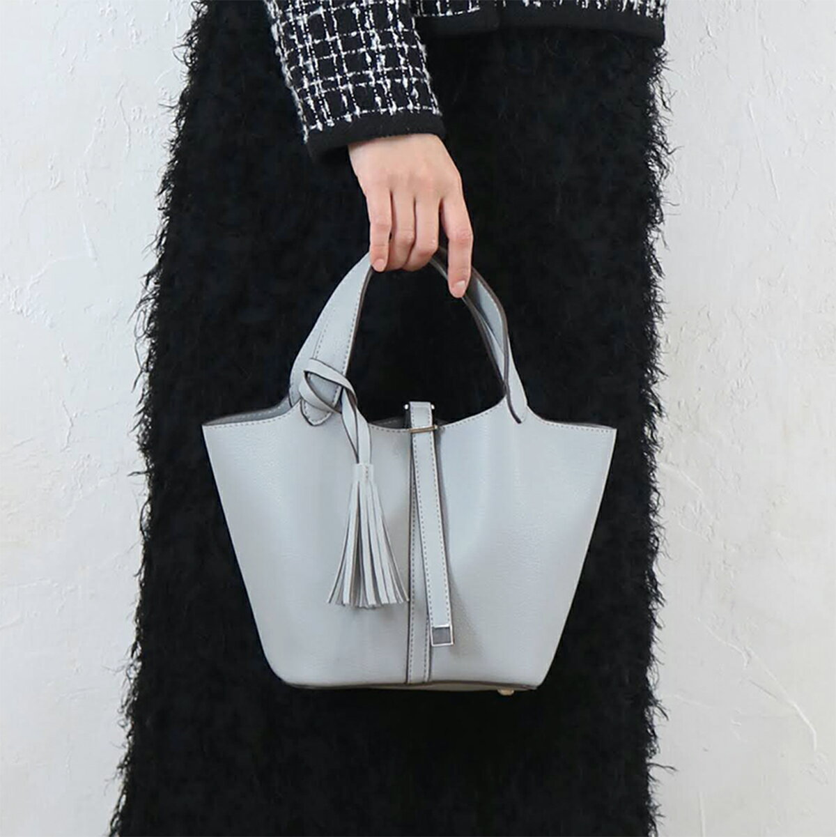 樂天商城 - タッセル付きトート BAG バッグ レディース メンズ 男女兼用 プレゼント おしゃれ お洒落 トレンド 映え バッグ ブラック ブラウン ライトグレー チャコールグレー ライトグレージュ ブルーグリーン オレンジ ローズ 秋 冬 25aw AW メール便不可