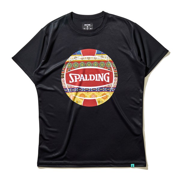 メーカー スポルディング （SPALDING） カテゴリー バレーボール 分類 Tシャツ 商品名 スポルディング （SPALDING）　SMT22181V　1000　バレーボール　Tシャツ ボヘミアンボール　22FW 品番 SPD-SMT22181V-1000 カラー・仕様・サイズ カラー：ブラック 素材：ポリエステル サイズ：XXS , XS , S , M , L , XL , XXL 機能：吸水速乾/UVカット 対象：メンズ・ユニセックス 商品説明 秋冬シーズンにぴったりなエキゾチックなボヘミアン柄をバレーボールプリントにしました。使用済みペットボトルを使用したエコフレンドリーなリサイクル生地を使用しています。 　 　 　 　 　 　 　 　 ※この商品のカラーは、 1000（ブラック） となります。