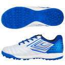 メーカー UMBRO（アンブロ） カテゴリー サッカー 分類 トレーニングシューズ 商品名 UMBRO（アンブロ）　UU4VJB01WB　サッカー ジュニア　トレーニングシューズ アクセレイター TR JR WIDE　23SS 品番 DS-UU4VJB01WB カラー・仕様・サイズ カラー：WB（Sホワイト×ブルー×Rブルー） 素材アッパー：合成皮革アウトソール：ゴム底 シューズ幅：ワイド 対応グラウンド：ターフ・ショートパイル人工芝グラウンド 生産国：ミャンマー製 対象：ジュニア 商品説明 『ACCERATOR』シリーズのスターター/ステップアッププレーヤー向けシューズ。日本国内企画で足幅の広いプレーヤーも安心のワイドラスト。104本のラバースタッドでグリップし、屈曲性を考慮したアウトソールを採用。アッパー材全体に耐久性のある合成皮革を採用。クッション性と反発性を考慮し、弾力性と柔軟性に優れた軽量素材を使用したインジェクションEVAをミッドソールに採用。取り外し可能なEVAカップインソール。 　 　 　 　 　 　 　 　 ※この商品のカラーは、 WB（Sホワイト×ブルー×Rブルー） となります。