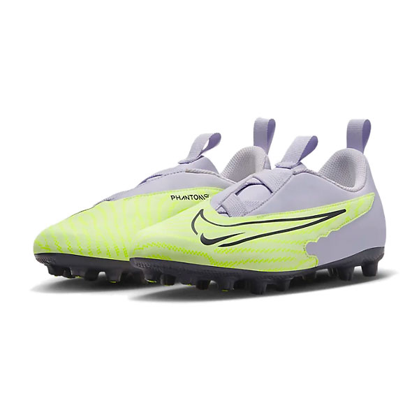 メーカー ナイキ（NIKE） カテゴリー サッカー 分類 スパイク 商品名 ナイキ（NIKE）　DD9548 705　サッカー　スパイク　ジュニア　PHANTOM ファントム GX アカデミー HG　23SU 品番 NJP-DD9548-705 カラー・仕様・サイズ カラー：（705）ベアリーボルト/ベアリーグレープ/グリッドアイアン アッパー：合成皮革/合成繊維 アウトソール：合成底/合成樹脂（固定スパイク） 対応グラウンド：ハードグラウンド・天然芝グラウンド 対象：ジュニア 生産国：インドネシア製 商品説明 エンジニアードメッシュを使用したNikeSkinのタッチゾーンを拡大。ボールを皮膚感覚で捉え、濡れた状態でもドリブルやパスのボールコントロールが向上します。アッパーは柔らかく、ほぼニットのような素材を使用し、スパイクの内側の接触ゾーンを広げ、ボールタッチを強化。非対称デザインのヒールで、快適な履き心地。円錐形のスタッズとTri-starのスタッズを新たに組み合わせて、すばやい方向転換と動きをサポート。 　 　 　 　 　 　 　 　 ※この商品のカラーは、 （705）ベアリーボルト/ベアリーグレープ/グリッドアイアン となります。