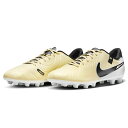 メーカー ナイキ（NIKE） カテゴリー サッカー 分類 スパイク 商品名 ナイキ（NIKE）　DV4339 700　サッカー　スパイク　TIEMPO LEGEND ティエンポ レジェンド 10 アカデミー HG　24SP 品番 NJP-DV4339-700 カラー・仕様・サイズ カラー：（700）レモネード/メタリックゴールドコイン/ブラック 素材アッパー：合成皮革/合成繊維アウトソール：合成底/合成樹脂（固定スパイク） 対応グラウンド：ハードグラウンド・天然芝グラウンド 対象：メンズ・ユニセックス 生産国：ベトナム製 商品説明 天然皮革よりも柔らかく、足にぴったりフィットしてほど良い伸縮性があり、ゲームを支配できます。これまでのどのティエンポよりも軽量で洗練されたレジェンド 10。ディフェンスの隙を突くピンポイントパスを出すときも、相手の速攻を止めるために戻るときも、どんなポジションにも対応するアイテムです。アッパーのマイクロドットがシュート、ドリブル、パスのボールタッチゾーンを拡大。スパイクが足にぴったりフィットし、素材が突っ張ることなく快適にサポート。プレートとヒールの円錐形のスタッズを組み合わせて、ブレーキや方向転換時に最適なトラクションと安定性を実現。 　 　 　 　 　 　 　 　 ※この商品のカラーは、 （700）レモネード/メタリックゴールドコイン/ブラック となります。