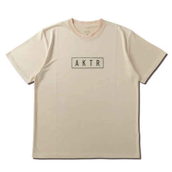 AKTRiAN^[j@124012005 ECRU oXPbg{[ TVc SEASONAL AKTR LOGO SPORTS TEE 24SS