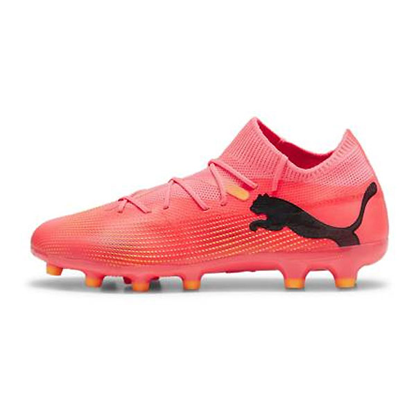 メーカー PUMA（プーマ） カテゴリー サッカー 分類 スパイク 商品名 PUMA（プーマ）　107718 03　サッカー　スパイク　FUTURE フューチャー 7 マッチ HG/AG　24Q2 品番 PJ-107718-03 カラー・仕様・サイズ カラー：03（サンセットグロー） 素材アッパー：合成樹脂（ポリウレタン）/合成繊維アウトソール：合成樹脂底（ポリウレタン） 対応グラウンド：天然芝・ハードグラウンド・ロングパイル人工芝グラウンド 対象：メンズ・ユニセックス 生産国：インドネシア製 商品説明 サポート力のあるTAPEデザイン、伸縮性のあるニット、軽量のメッシュを組み合わせてアッパーを再設計し、次世代のアダプティブフィットを実現しました。FUTUREを履いて、あなたのプレーを創造しよう。アッパーにはリサイクル素材を20%以上使用しています。 レギュラーフィット 　 　 　 　 　 　 　 　 ※この商品のカラーは、 03（サンセットグロー） となります。