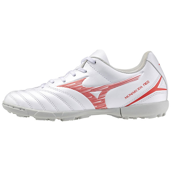 メーカー ミズノ（MIZUNO） カテゴリー サッカー 分類 トレーニングシュ-ズ 商品名 ミズノ（MIZUNO）　P1GE242560　サッカー　ジュニア トレーニングシューズ MONARCIDA モナルシーダ NEO 3 SELECT Jr AS 24AW 品番 MZ-P1GE242560 カラー・仕様・サイズ カラー：60（ホワイト×レッド） 素材甲材：人工皮革底材：ゴム底 インソール：ゼログライドライトカップインソール(取り外し可) 重量：約180g（22.0cm片方） シューズ幅：3E相当 対応グラウンド：ターフ/ショートパイル人工芝グラウンド 対象：ジュニア 生産国：カンボジア製 商品説明 柔らかな人工皮革と足に沿うようなワイドフィットが魅力のエントリートレーニングシューズ。通常のインソールに比べて、約1.5倍のグリップ力があるゼログライドライトインソールも搭載。 　 　 　 　 　 　 　 　 ※この商品のカラーは、 60（ホワイト×レッド） となります。