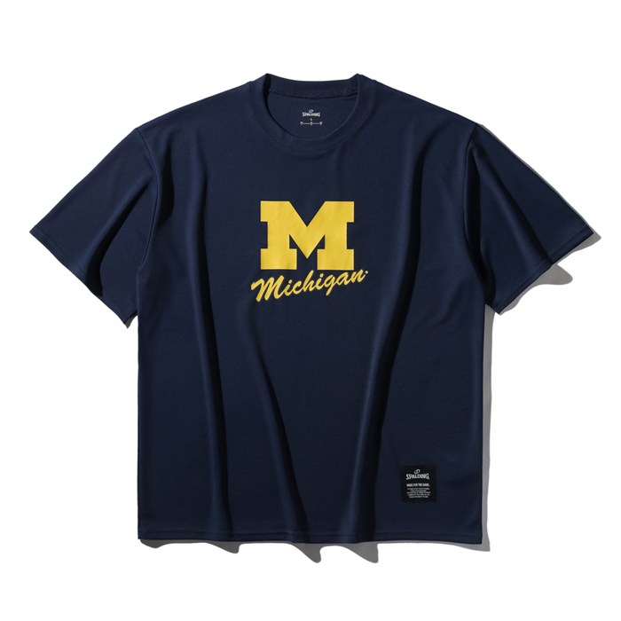 ＜限定クーポン発行中 11/27 01:59まで ブラックフライデー＞ ＜ネコポス発送 送料無料＞ SPALDING（スポルディング） SMT25139M 5400 バスケットボール ミシガン Mロゴ クラシック Tシャツ 25FW