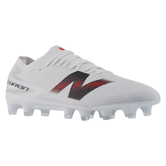 メーカー ニューバランス カテゴリー サッカー 分類 スパイク 商品名 ニューバランス（new balance）　UF2H7PH2E　サッカー　スパイク　Furon Pro HG/AG V9 26FW 品番 NBJ-UF2H7PH2E カラー・仕様・サイズ カラー：WHITE×BLACK 素材アッパー：合成繊維/合成樹脂アウトソール：合成樹脂底 シューズ：2E（標準） 対象：メンズ・ユニセックス 生産国：ベトナム製 商品説明 圧倒的な軽さが特長のストライカー向けスピードモデル。ライトウェイトエンジニアードメッシュアッパーがさらなる軽さとフィット感を実現。履き口まわりのHypoknitとセントラルレーシングが、着脱のしやすさと足との一体感を提供。安定性と剛性を兼ね備えたHGプレートと多方向TPUスタッドが、ハードグラウンドでの機動性を確保。 　 　 　 　 　 　 　 　 ※この商品のカラーは、 WHITE×BLACK となります。
