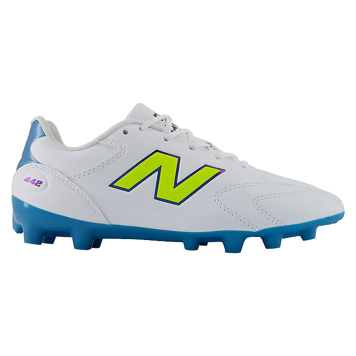 メーカー ニューバランス カテゴリー サッカー 分類 スパイク 商品名 ニューバランス（new balance）　Y43H6DMW　サッカー　ジュニア スパイク　442 TEAM HG/AG JNR V3 26FW 品番 NBJ-Y43H6DMW カラー・仕様・サイズ カラー：WHITE×ALKALINE GREEN 素材アッパー：人工皮革アウトソール：合成樹脂 シューズ幅：W（標準-やや幅広） 対象：ジュニア 生産国：ベトナム製 商品説明 毎日の練習に最適なジュニア向けエントリーモデル。しなやかな素材感を持つマイクロファイバー材料をアッパーに採用し、心地よい履き心地を提供。3ピース構成のアッパーが前~中足部はもちろん踵も包み込むようなフィット感を提供し、安定性も向上。 　 　 　 　 　 　 　 　 ※この商品のカラーは、 WHITE×ALKALINE GREEN となります。