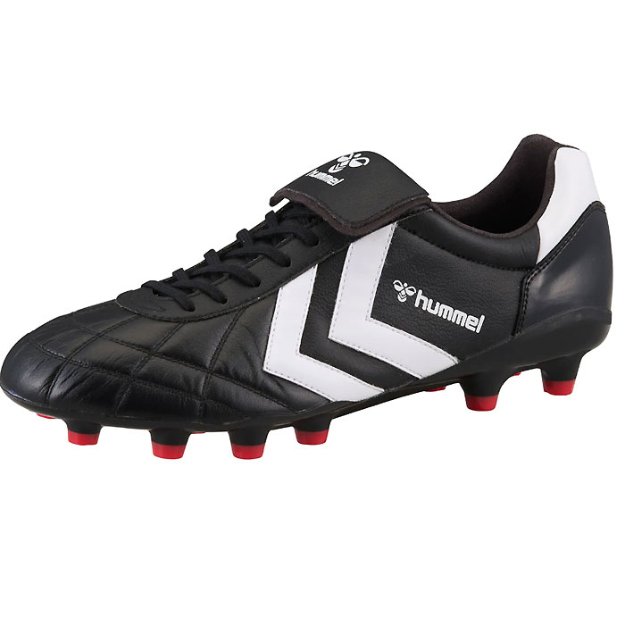 メーカー ヒュンメル（hummel） カテゴリー サッカー 分類 スパイク 商品名 ヒュンメル（hummel）　HAS1253R 9020　サッカー　スパイク　VORART ヴォラート 3 PRO OLD SCHOOL 26FW 品番 SSK-HAS1253R-9020 カラー・仕様・サイズ カラー：1025（ブラック×レッド） 素材アッパー：カンガルーレザー/人工皮革アウトソール：合成樹脂 シューズ幅：2E相当（標準） 対応グラウンド：人工芝対応・天然芝・土グラウンド 対象：メンズ・ユニセックス 生産国：ベトナム製 商品説明 1990年前後に発売していたモデルをインスパイアしたクラシックモデル。折り返しタンにアイコニックな太いシェブロンライン、アウトソールにあしらったデンマークカラーが特徴。アッパー前足部にはカンガルーレザー、中足部以降にしなやかな人工皮革「ナノフィットスキン」を採用することで優れたフィッティングを実現。アウトソールは軽量性・反発性に優れたナイロン樹脂をベースに、スタッド部分へ耐摩耗性に優れたウレタン樹脂を採用。2E相当のレギュラーラストを採用。 　 　 　 　 　 　 　 　 ※この商品のカラーは、 1025（ブラック×レッド） となります。