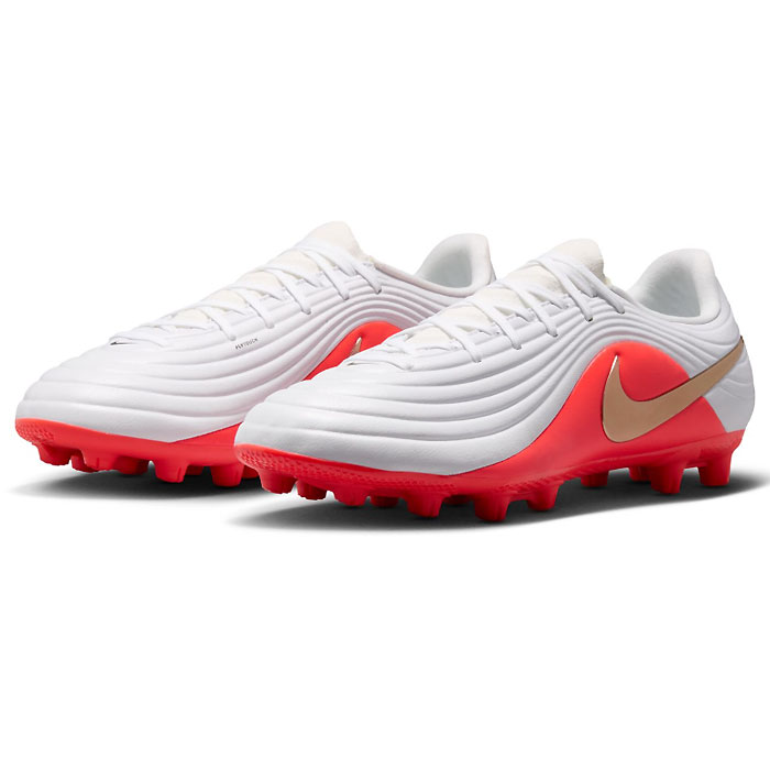 メーカー ナイキ（NIKE） カテゴリー サッカー 分類 スパイク 商品名 ナイキ（NIKE）　IB4485 100　サッカー　スパイク　TIEMPO ティエンポ マエストロ アカデミー HG　26FA 品番 NJP-IB4485-100 カラー・仕様・サイズ カラー：（100）ホワイト/ブラー/ブライトクリムゾン 素材アッパー：合成皮革/合成繊維アウトソール：合成底/合成樹脂（固定スパイク） 対応グラウンド：ハードグラウンド・天然芝グラウンド 対象：メンズ・ユニセックス 生産国：ベトナム製 商品説明 アッパーには驚くほど柔らかく質感に優れた人工皮革「FlyTouchレザー」を採用。天候や路面の濡れ具合に左右されず、常に安定したボールタッチをコントロール可能。素材が過度に伸びすぎるのを抑え、足の形状にぴったり馴染む快適なフィット感。やや短めで強度の高いスタッドが、硬い土や砂利のフィールドで優れたグリップを発揮。 　 　 　 　 　 　 　 　 ※この商品のカラーは、 （100）ホワイト/ブラー/ブライトクリムゾン となります。