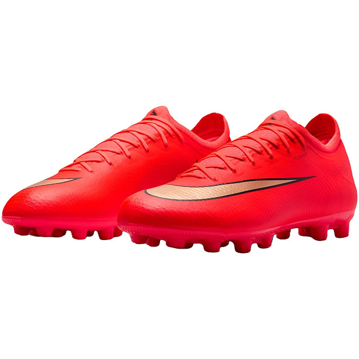 メーカー ナイキ（NIKE） カテゴリー サッカー 分類 スパイク 商品名 ナイキ（NIKE）　IM5813 600　サッカー　スパイク　MERCURIAL マーキュリアル ヴェイパー 17 プロ HG　26FA 品番 NJP-IM5813-600 カラー・仕様・サイズ カラー：（600）ブライトクリムゾン/ブラー 素材アッパー：合成樹脂/合成繊維アウトソール：合成底/合成樹脂（固定スパイク） 対応グラウンド：天然芝・ハードグラウンド 対象：メンズ・ユニセックス 生産国：中国製 商品説明 驚くほど軽くて丈夫なFlyknitアッパーがサポート性を高め、ボールとの一体感を実現。薄くて丈夫な独自の軽量アウトソールプレートが、足を踏み出すたびに高い反発力を発揮。爆発的なスピードを引き出す設計で、高速ダッシュ時でも正確なボールコントロールを確保。まばらな芝・硬い土・砂利のフィールドに最適化されたスタッドが鋭いターンをサポート。 　 　 　 　 　 　 　 　 ※この商品のカラーは、 （600）ブライトクリムゾン/ブラー となります。