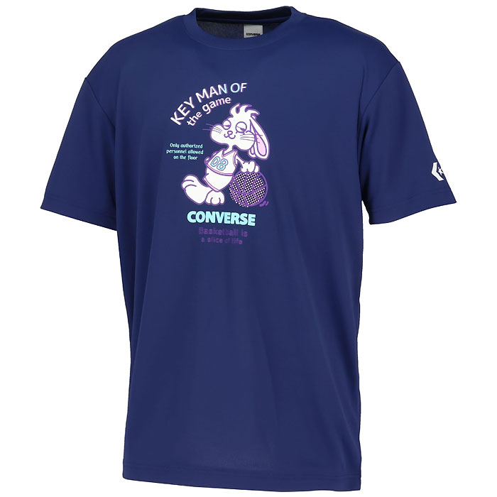 メーカー CONVERSE（コンバース） カテゴリー バスケットボール 分類 Tシャツ 商品名 CONVERSE（コンバース）　CB261359 2800　バスケットボール　プリントTシャツ 26SS 品番 CON-CB261359-2800 カラー・仕様・サイズ カラー：2800（Cネイビー） 素材：ポリエステル100% 機能：吸汗速乾/UVカット 対象：ユニセックス 生産国：中国製 商品説明 カレッジのマスコットをモチーフにしたグラフィックTシャツ。柔らかな肌触りに吸汗速乾を兼ね揃えたスポーツ向けアイテム。 　 　 　 　 　 　 　 　 ※この商品のカラーは、 2800（Cネイビー） となります。