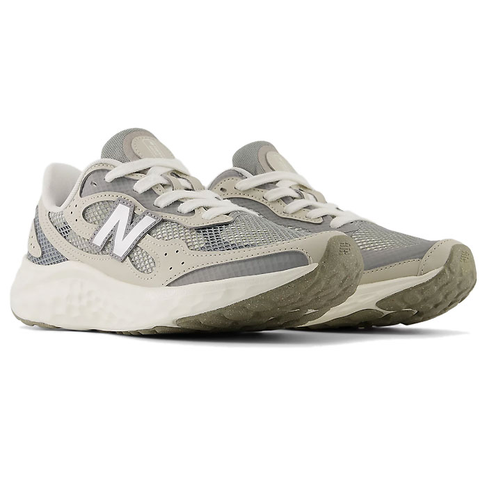メーカー ニューバランス カテゴリー 陸上・ランニング 分類 ランニングシューズ 商品名 ニューバランス（new balance）　WARISTM4D　レディース　ランニングシューズ　Fresh Foam Arishi v4 TIRALUX 26SS 品番 NBJ-WARISTM4D カラー・仕様・サイズ カラー：Angora×Slate Grey×Shipyard 素材アッパー：人工皮革/合成繊維アウトソール：ゴム底ミッドソール：合成底 シューズ幅：D（ワイド） 対象：レディース 生産国：インドネシア製 商品説明 2000年代ランニングシューズにインスパイアされたレイヤリングアッパーは、外側パーツの廃材を内側に使用したエコなデザイン。優れたフィット性と洗練されたシルエットに、クッション性と安定性を高めたFresh Foamミッドソールが、快適な履き心地を提供。 　 　 　 　 　 　 　 　 ※この商品のカラーは、 Angora×Slate Grey×Shipyard となります。