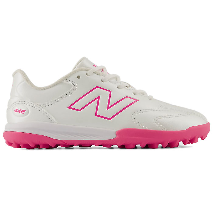 メーカー ニューバランス カテゴリー サッカー 分類 トレーニングシューズ 商品名 ニューバランス（new balance）　Y43T58XW　サッカー　トレーニングシューズ　ジュニア　442 TEAM TF JNR V3 26SS 品番 NBJ-Y43T58XW カラー・仕様・サイズ カラー：SEA SALT×PINK HEAT×GOLD METALLIC 素材アッパー：人工皮革ミッドソール：合成底アウトソール：ゴム底 シューズ幅：W 対象：ジュニア 生産国：ベトナム製 商品説明 3ピース構成のアッパーが前~中足部はもちろん踵も包み込むようなフィット感を提供し、安定性も向上。安定性に優れたフルグランドターフソールが練習から試合、オフピッチまで快適にサポート。v2からレングスのサイジングを見直すことでフィット感が向上し、足幅の広い方向けのワイドラストにも対応。 　 　 　 　 　 　 　 　 ※この商品のカラーは、 SEA SALT×PINK HEAT×GOLD METALLIC となります。