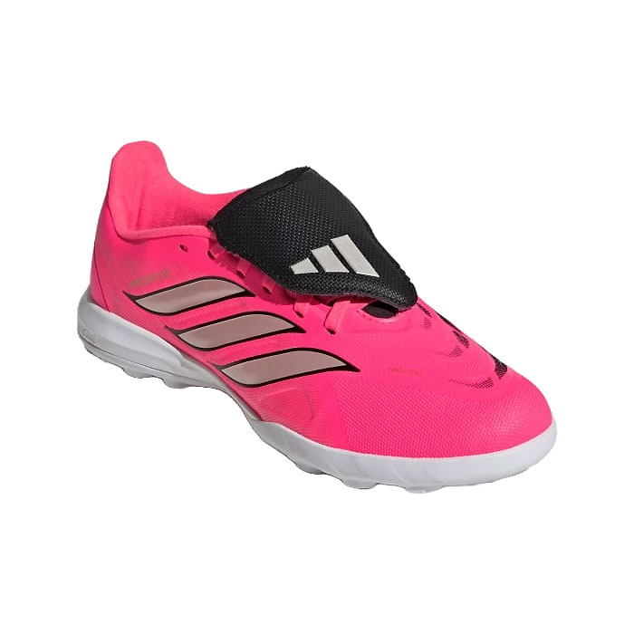 メーカー adidas（アディダス） カテゴリー サッカー 分類 トレーニングシュ-ズ 商品名 adidas（アディダス）　HQ0007　サッカー　ジュニア トレーニングシューズ　PREDATOR プレデター LEAGUE フォールディングタン TF 26Q3 品番 ADJ-HQ0007 カラー・仕様・サイズ カラー：HQ0007（ソーラーターボ×サーマルクローム×コアブラック） 素材アッパー：合成繊維/合成樹脂アウトソール：ゴム底 対応グラウンド：ターフ・ショートパイル人工芝グラウンド 対象：ジュニア Road To Glory Pack 商品説明 アッパーには軽量でやわらかなNanostrikeメッシュを採用。さらに一体型ハプティックオーバーレイを組み合わせ、キックの精度を高め、狙いを定めたシュートを後押しする。クラシックなサッカーのヘリテージにも通じるフォールドオーバーシュータンが、キック時にボールに触れる面をなめらかに整える。レギュラーフィットが快適な履き心地をもたらし、シューレースが足をしっかりホールド。すばやい切り返しや俊敏な動きを支える。 　 　 　 　 　 　 　 　 ※この商品のカラーは、 HQ0007（ソーラーターボ×サーマルクローム×コアブラック） となります。