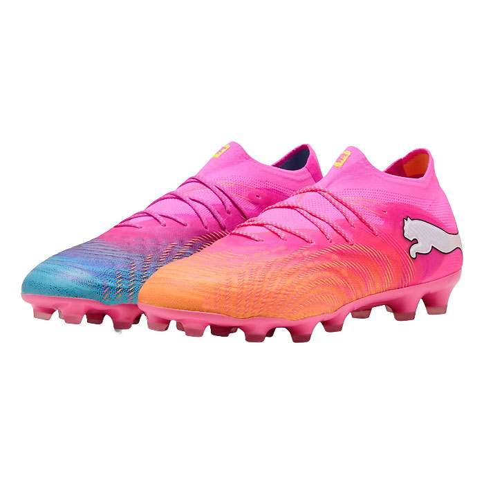 メーカー PUMA（プーマ） カテゴリー サッカー 分類 スパイク 商品名 PUMA（プーマ）　108898 05　サッカー　スパイク　FUTURE フューチャー 9 アルティメット HG/AG 26Q3 品番 PJ-108898-05 カラー・仕様・サイズ カラー：05（Poison Pink×Sun Stream×Bright Aqua×PUMA White） アッパー：合成繊維/合成樹脂 アウトソール：合成樹脂底 対応グラウンド：ハードグラウンド/人工芝 対象：メンズ・ユニセックス 生産国：ベトナム製 商品説明 再設計されたフュージョンフィットアッパーは第二の皮膚のように足にフィットし、しっかりと固定しながら自由な動きをサポートします。足元にはグリップコントロール プロ搭載の3Dグリップゾーンを配置し、ボールコントロール性能をさらに向上。ディフェンダーをかわすドリブル、鋭いスルーパス、ゴールへのシュートなどあらゆるタッチを確実に決めることができます。さらに、軽量で薄型のアウトソールは人工芝（3G）専用設計。 　 　 　 　 　 　 　 　 ※この商品のカラーは、 05（Poison Pink×Sun Stream×Bright Aqua×PUMA White） となります。