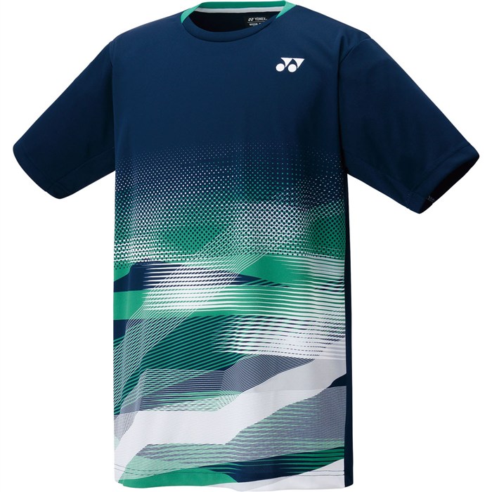 メーカー Yonex（ヨネックス）-× カテゴリー テニス 分類 ゲームシャツ 商品名 Yonex（ヨネックス）　10677　019　テニス　ユニセックス ゲームシャツ　25FW 品番 YY-10677-019 カラー・仕様・サイズ カラー：019（ネイビーブルー） 素材：ポリエステル100% 機能：吸汗速乾/UVカット/ベリークール 対象：メンズ・ユニセックス 生産国：日本製 商品説明 ベリークールテクノロジー搭載。樹木や植物から作られる天然成分キシリトールを生地に採用。汗と接して吸熱反応を起こすことでウェア内の温度を約3℃低下させます。 　 　 　 　 　 　 　 　 ※この商品のカラーは、 （019）ネイビーブルー となります。