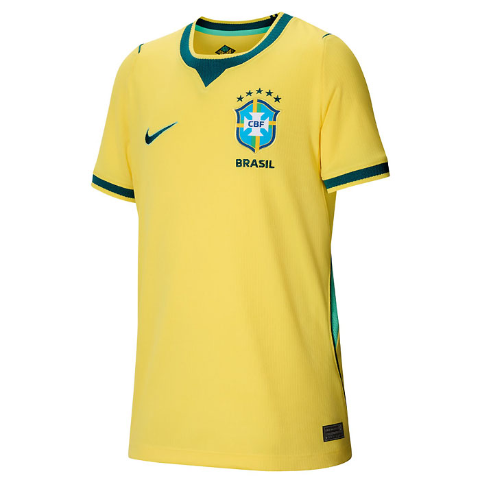 メーカー ナイキ（NIKE） カテゴリー サッカー 分類 レプリカシャツ 商品名 ナイキ（NIKE）　IO2231 724　サッカー　ジュニア ブラジル代表 Dri-FIT 26 ホーム レプリカ ユニフォーム 26SU 品番 NJP-IO2231-724 カラー・仕様・サイズ カラー：（724）カナリア/ライトメンタ/ジオードティール 素材：ポリエステル100% 対象：ジュニア 生産国：ラオス/タイ製 商品説明 　 　 　 　 　 　 　 　 ※この商品のカラーは、 （724）カナリア/ライトメンタ/ジオードティール となります。
