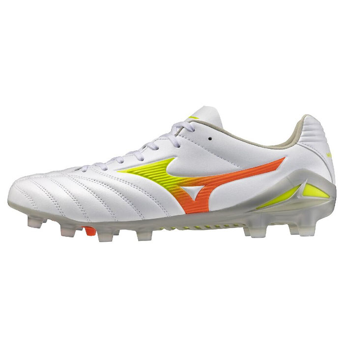 メーカー ミズノ（MIZUNO） カテゴリー サッカー 分類 スパイク 商品名 ミズノ（MIZUNO）　P1GA262254　サッカー　スパイク　MONARCIDA モナルシーダ NEO 3 PRO 26AW 品番 MZ-P1GA262254 カラー・仕様・サイズ カラー：54（ホワイト×イエロー×オレンジ） 素材甲材：人工皮革底材：合成底スタッド：合成樹脂（固定式） インソール：ゼログライドカップインソール(取り外し可) シューズ幅：2E相当 重量：約195g（27.0cm片方） 対応グラウンド：天然芝/土/ロングパイル人工芝グラウンド 生産国：ベトナム製 商品説明 モレリアネオの魂を受け継ぐマイクロファイバー人工皮革モデル。柔らかさとホールド感を追求したマイクロファイバー人工皮革と軽量性が魅力の1足。通常のインソールに比べて、約1.5倍のグリップ力があるゼログライドライトインソールも搭載。シューズの命とも言えるラストには、Engineered Fit Last NEOを採用。 　 　 　 　 　 　 　 　 ※この商品のカラーは、 54（ホワイト×イエロー×オレンジ） となります。