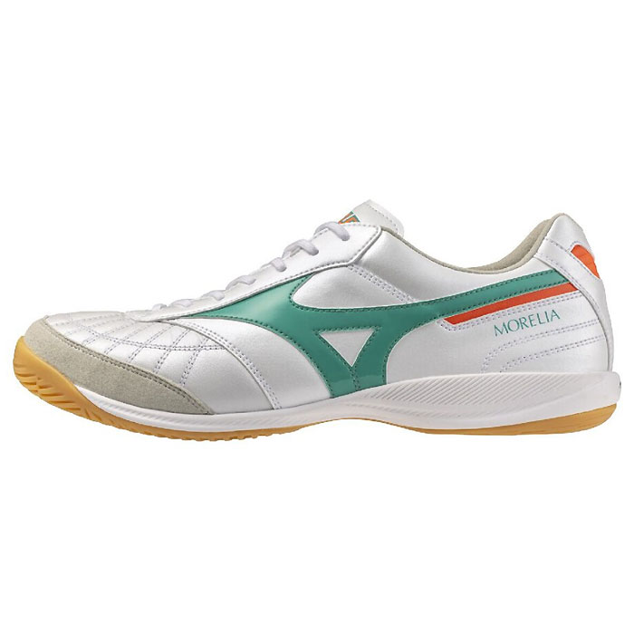 メーカー ミズノ（MIZUNO） カテゴリー フットサル 分類 シューズ 商品名 ミズノ（MIZUNO）　Q1GA260235　フットサル　シューズ　インドア用　MORELIA モレリア SALA JAPAN IN 26AW 品番 MZ-Q1GA260235 カラー・仕様・サイズ カラー：35（スーパーホワイトパール×グリーン） 素材アッパー：人工皮革/天然皮革アウトソール：合成底 インソール：ミズノエナジーXPインソール（取り外し可） 重量：約235g（27.0cm片方） シューズ幅：2E相当 対応グラウンド：インドア（室内用） 生産国：日本製 PRISM WHITE PACK 商品説明 フットサル専用クロスステッチを採用した、天然皮革モデル。天然皮革がもたらす柔らかなフィット感と軽量性が魅力の1足。フルレングス仕様のミッドソール全面にMIZUNO ENERZYを採用し、クッション性と反発性を追求。ミズノ史上最高のインソール用高反発ソール素材を使用した、MIZUNO ENERZY xp INSOLEを搭載。グリップ性と耐摩耗性を追求したソール意匠も魅力。PRISM WHITE PACK限定カラー。 　 　 　 　 　 　 　 　 ※この商品のカラーは、 35（スーパーホワイトパール×グリーン） となります。