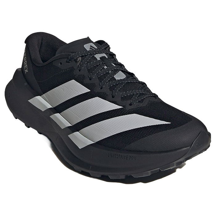 メーカー adidas（アディダス） カテゴリー 陸上・ランニング 分類 シューズ 商品名 adidas（アディダス）　KH8801 トレイルランニング シューズ Terrex Agravic テレックス アグラヴィック SL 26Q3 品番 ADJ-KH8801 カラー・仕様・サイズ カラー：KH8800（コアブラック×グレーツー×コアブラック） 素材アッパー：合成繊維アウトソール：ゴム底 対象：メンズ・ユニセックス 商品説明 ダイナミックで軽量な動きを実現するように設計された超軽量ミッドソールにより、次世代のスピードを再定義する。伸縮性のあるシュータンウィングがしっかりとしたフィット感を実現。CONTINENTALラバーアウトソールは、さまざまなラグ長で多用途に使用でき、濡れた環境でも乾いた環境でも確かなグリップ力を発揮。 　 　 　 　 　 　 　 　 ※この商品のカラーは、 KH8800（コアブラック×グレーツー×コアブラック） となります。