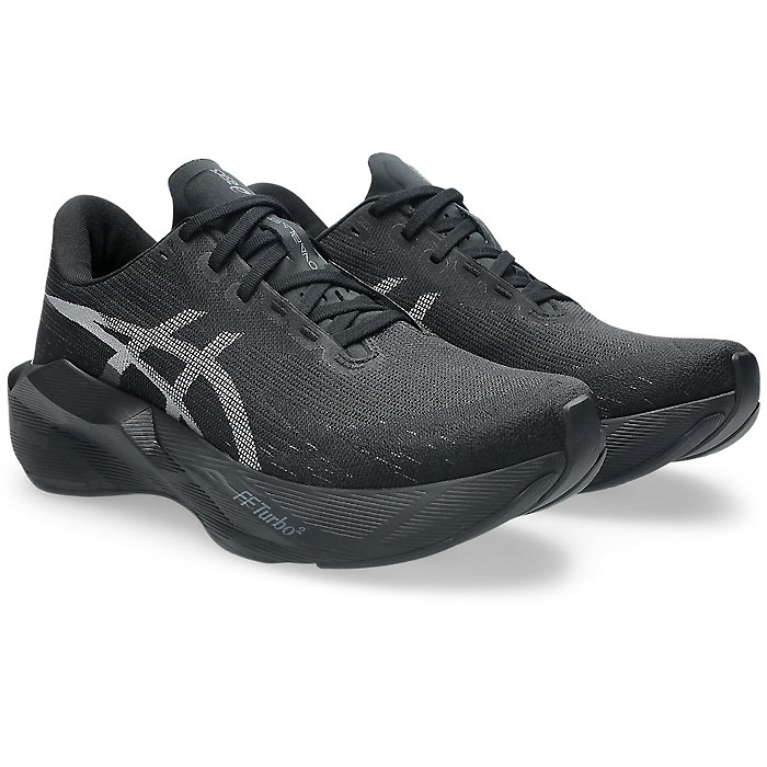 メーカー asics（アシックス） カテゴリー 陸上・ランニング 分類 シューズ 商品名 asics（アシックス）　1011C243 002　ランニングシューズ　NOVABLAST ノヴァブラスト 6 スタンダード　26AW 品番 AS-1011C243-002 カラー・仕様・サイズ カラー：002（Black×Black） 素材アッパー：合成繊維/合成樹脂アウトソール：ゴム底インナーソール：合成樹脂（取替式） シューズ幅：STANDARD 対象：メンズ・ユニセックス 生産国：インドネシア/ベトナム製 商品説明 路面からの蹴り出し時に優れたエネルギーリターンを発揮し、効率的な足運びを提供するよう設計されたランニングシューズです。ミッドソールには、FF BLAST MAXフォームと、高反発素材 FF TURBO SQUAREDフォームの二層構造を採用。トランポリンから着想を得た前足部構造との組み合わせにより、さらにソフトな着地感と、弾むような反発性を生み出し、トレーニング中の推進力を高めます。アウターソールの前足部にはASICSGRIPラバーを採用。優れたグリップ力によって、走行中の安定性を高め、より自信を持ったストライドへと導きます。 　 　 　 　 　 　 　 　 ※この商品のカラーは、 002（Black×Black） となります。