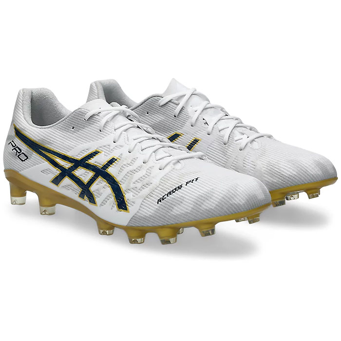 メーカー asics（アシックス） カテゴリー サッカー 分類 スパイク 商品名 asics（アシックス）　1101A071 110　サッカー　スパイク　DS LIGHT ACROS PRO ライト アクロス プロ 3 スタンダード　26AW 品番 AS-1101A071-110 カラー・仕様・サイズ カラー：110（White×Midnight） 素材アッパー：合成樹脂アウターソール：合成底インナーソール：合成樹脂（取替式） シューズ幅：STANDARD 対応グラウンド：土・天然芝・ロングパイル人工芝グラウンド 対象：メンズ・ユニセックス 生産国：ベトナム製 商品説明 DS LIGHT ACROS PRO 3は、さまざまな局面で優れたフィット性とホールド性を発揮。さらにスピードを求めるプレーヤーにおすすめです。新しく採用されたジャカードメッシュはよりやわらかく優れたフィット性を提供。新しいACROS FIT構造は、内外非対称の補強を配置することにより、カッティング動作時により優れたサポート性を発揮する。また、スプリントソールは柔軟に屈曲し、しっかり地面を捉えることによって、プレーヤーの加速をサポート。 　 　 　 　 　 　 　 　 ※この商品のカラーは、 110（White×Midnight） となります。
