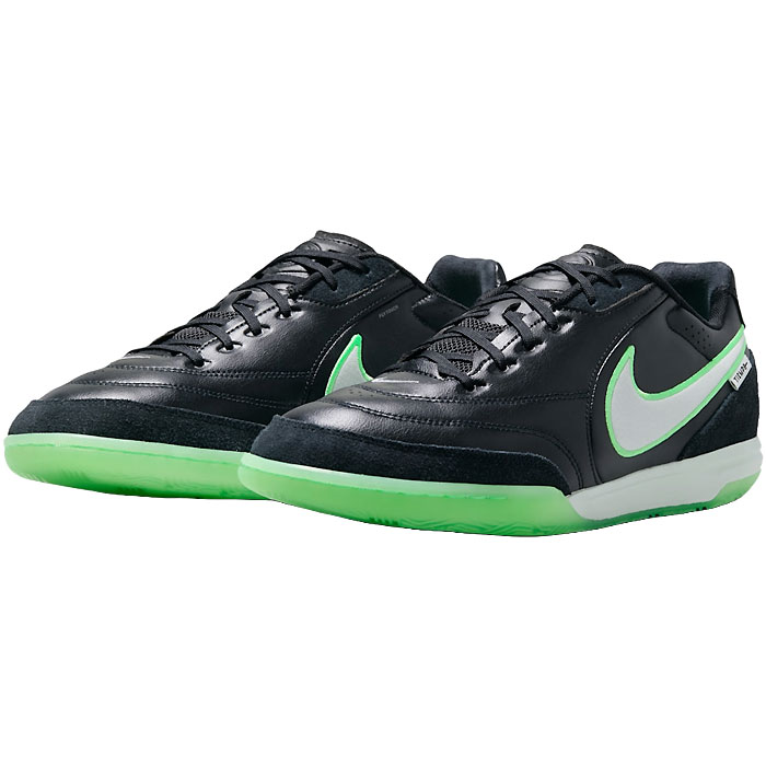 メーカー ナイキ（NIKE） カテゴリー フットサル 分類 シューズ 商品名 ナイキ（NIKE）　HQ7017 001　サッカー フットサルシューズ　インドア用　ティエンポ ストリート ガト 26SU 品番 NJP-HQ7017-001 カラー・仕様・サイズ カラー：（001）ブラック/ブラック/イリュージョングリーン 素材アッパー：合成皮革/天然皮革/合成繊維アウトソール：ゴム底 対応コート：インドア（室内）用 対象：メンズ・ユニセックス 生産国：インドネシア製 商品説明 ボールをコントロールしやすい柔らかな質感。ディフェンスを次々と突破できる一足です。 　 　 　 　 　 　 　 　 ※この商品のカラーは、 （001）ブラック/ブラック/イリュージョングリーン となります。