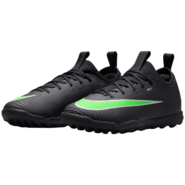 メーカー ナイキ（NIKE） カテゴリー サッカー 分類 トレーニングシューズ 商品名 ナイキ（NIKE）　IO0142 001　サッカー　ジュニア トレーニングシューズ　MERCURIAL ズーム マーキュリアル ヴェイパー 16 アカデミー TF　26SU 品番 NJP-IO0142-001 カラー・仕様・サイズ カラー：（001）ブラック/ブラック/イリュージョングリーン 対応グラウンド：ターフ・ショートパイル人工芝 対象：ジュニア 生産国：インドネシア製 商品説明 瞬発的なダッシュを可能にするようにデザインされたヴェイパー17アカデミー。柔らかいNikeSkinアッパーを採用し、いつでもスタートダッシュの準備は万全です。グリップ性に優れたトラクションパターンと組み合わせて、鋭いターンとスムーズな方向転換をサポートします。素材：合成樹脂/合成繊維 　 　 　 　 　 　 　 　 ※この商品のカラーは、 （001）ブラック/ブラック/イリュージョングリーン となります。