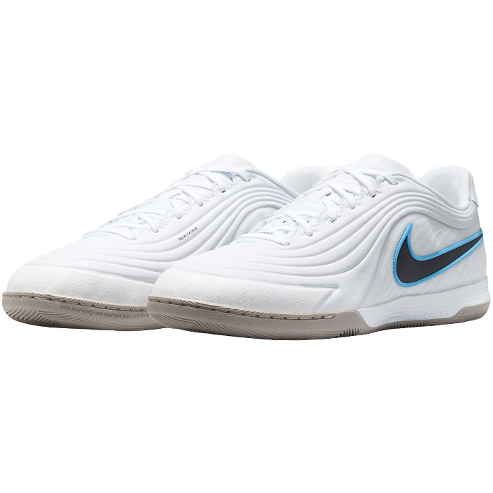 メーカー ナイキ（NIKE） カテゴリー フットサル 分類 シューズ 商品名 ナイキ（NIKE）　HQ3159 100　サッカー フットサルシューズ　インドア用　ティエンポ リアクト ガト 26FA 品番 NJP-HQ3159-100 カラー・仕様・サイズ カラー：（100）ホワイト/シマー 素材アッパー：合成皮革/天然皮革/合成繊維アウトソール：ゴム底 対応コート：インドア（室内）用 対象：メンズ・ユニセックス 生産国：ベトナム製 商品説明 天然皮革よりも柔らかい最新のTechLeather素材と、反発力の高いReactXミッドソールを組み合わせました。ディフェンスを次々と突破するために必要なコントロール力を発揮できる一足です。 　 　 　 　 　 　 　 　 ※この商品のカラーは、 （100）ホワイト/シマー となります。