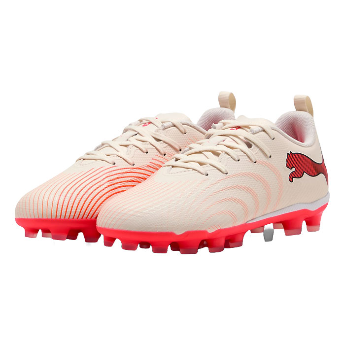 メーカー PUMA（プーマ） カテゴリー サッカー 分類 スパイク 商品名 PUMA（プーマ）　109196 01　サッカー　ジュニア　スパイク　FUTURE フューチャー 9 プレイ HG/AG ＋MID 26Q3 品番 PJ-109196-01 カラー・仕様・サイズ カラー：01（シュガードアーモンド×プーマホワイト×ウルトラレッド×プーマブラック） 素材アッパー：人工皮革/合成繊維ミッドソール：合成樹脂（EVA樹脂）アウトソール：合成樹脂底（ポリウレタン） 対応グラウンド：ハードグラウンド/人工芝 対象：ジュニア 生産国：インドネシア製 商品説明 アッパーには軽量で柔らかな人工皮革素材を使用し、足馴染みの良い快適なフィット感を実現。表面にはボールグリップ性能を高めるエンボス加工を施しており、ドリブルやパス、シュート時のボールコントロールをサポートします。また、独立型シュータン構造を採用することで足入れがスムーズになり、着脱のしやすさと快適なフィット感を両立しています。アウトソールには、日本のハードグラウンド環境に対応するDURABILITY HG/AGアウトソールを搭載。高い耐久性を備えているため、毎日のトレーニングでも安心して使用できます。 　 　 　 　 　 　 　 　 ※この商品のカラーは、 01（シュガードアーモンド×プーマホワイト×ウルトラレッド×プーマブラック） となります。