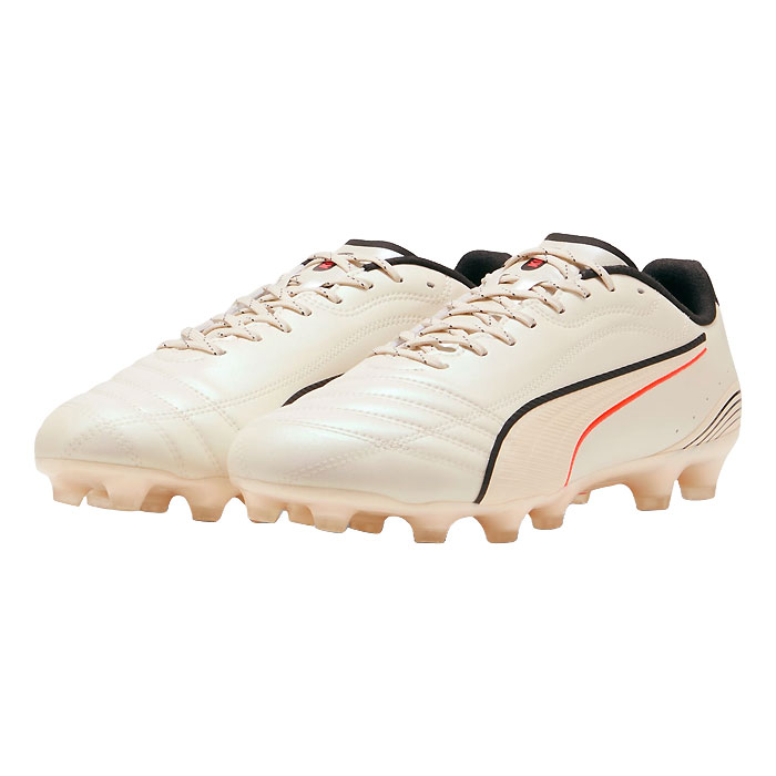 メーカー PUMA（プーマ） カテゴリー サッカー 分類 スパイク 商品名 PUMA（プーマ）　109346 01　サッカー　スパイク PUMA KING プーマ キング 20 アルティメット JP HG/AG　26Q3 品番 PJ-109346-01 カラー・仕様・サイズ カラー：01（シュガードアーモンド×プーマブラック×ウルトラレッド） 素材アッパー：人工皮革/合成樹脂/合成繊維アウトソール：合成樹脂底 対応グラウンド：ハードグラウンド/ロングパイル人工芝/天然芝 対象：メンズ・ユニセックス 生産国：カンボジア製 商品説明 アッパーには、超ソフトなマイクロファイバー素材を採用。前足部に施されたクラシックなステッチがレザーのような柔らかなボールタッチを実現し、パスやトラップ、シュート時の繊細なコントロールをサポートします。さらに、柔軟性と耐久性を兼ね備えた新素材を使用し、快適な履き心地と高い耐久性を両立。 　 　 　 　 　 　 　 　 ※この商品のカラーは、 01（シュガードアーモンド×プーマブラック×ウルトラレッド） となります。