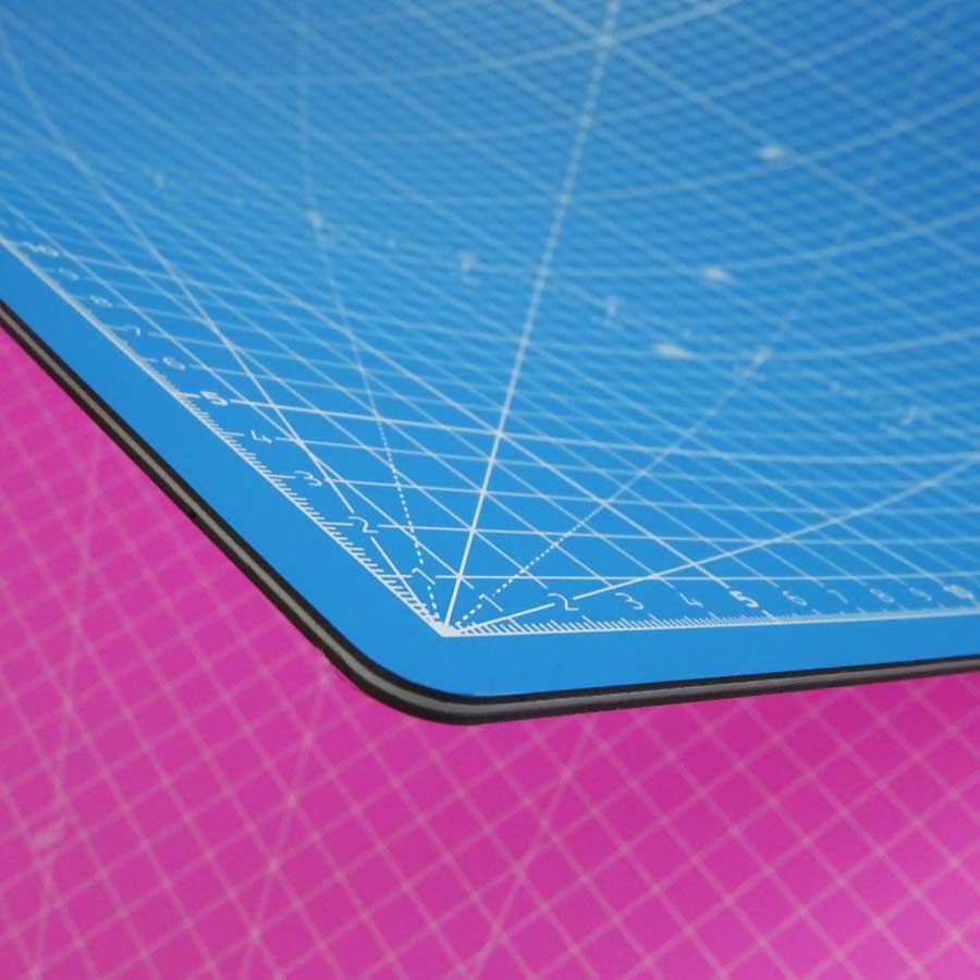 両面使用できて機能性にもすぐれた「カッターマットA2/CM-60(600*450ミリ)アウトレット品」